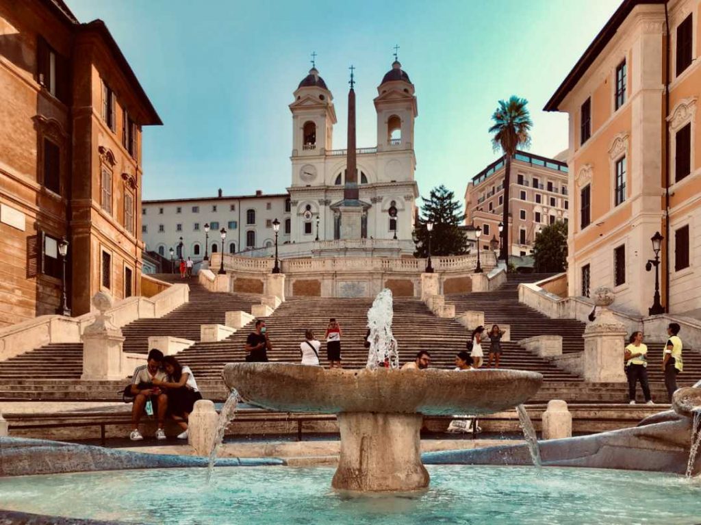 <img src=“square.jpg" alt=“Piazza di spagna.”>