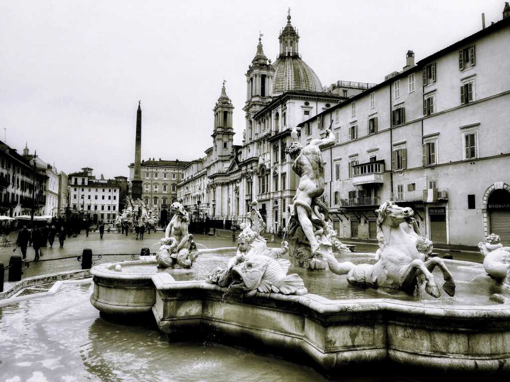 <img src=“square.jpg" alt=“Navona.”>